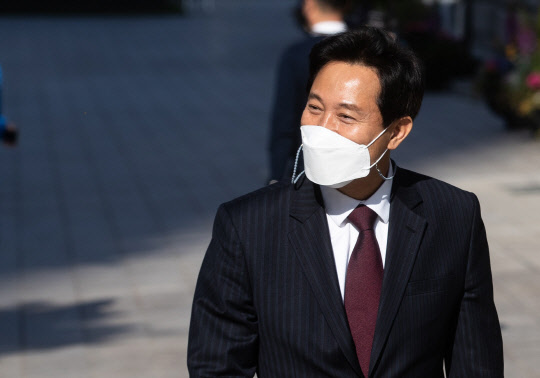 제38대 서울특별시장에 당선된 오세훈 서울시장이 8일 오전 서울시청으로 출근하고 있다.[사진=연합뉴스]